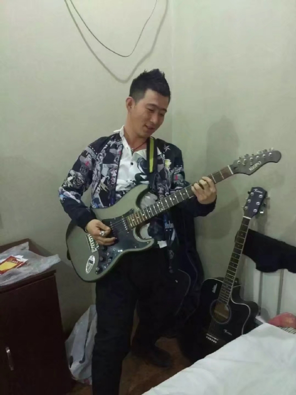 小吉他的第一张照片--周口相亲服务中心
