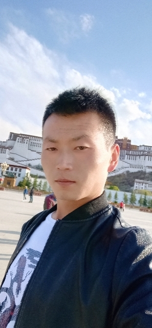 阳光下的小草的第一张照片--周口相亲服务中心