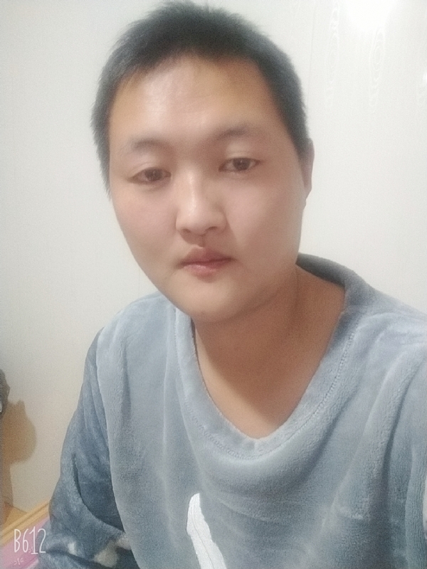 烟圈里透着伤的第二张照片--周口相亲服务中心