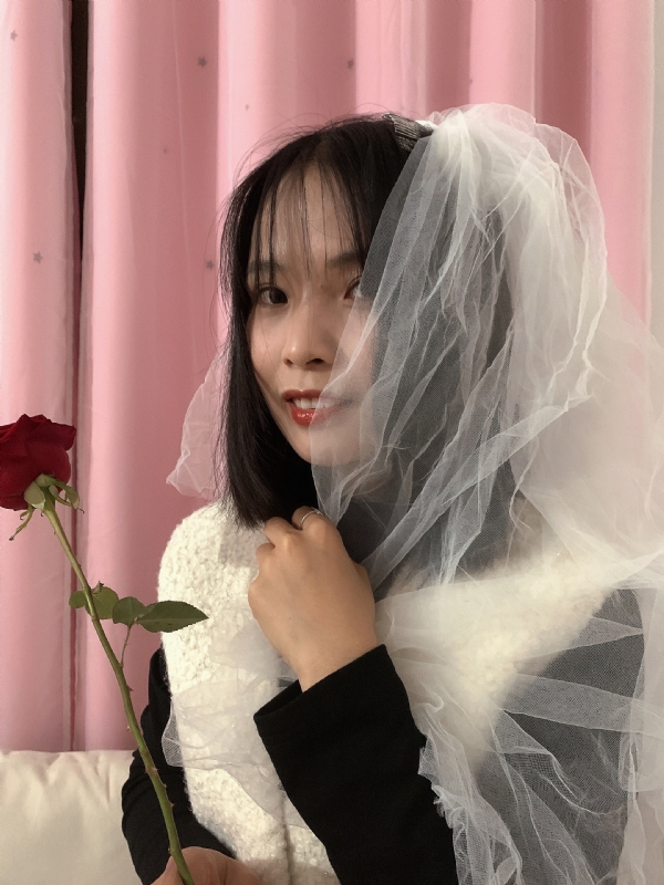 持紫菜包饭的女孩的第一张照片--周口相亲服务中心