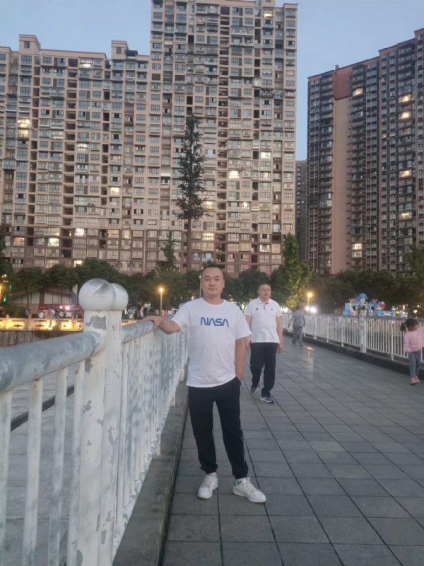 寂寞的男人的第一张照片--周口相亲服务中心