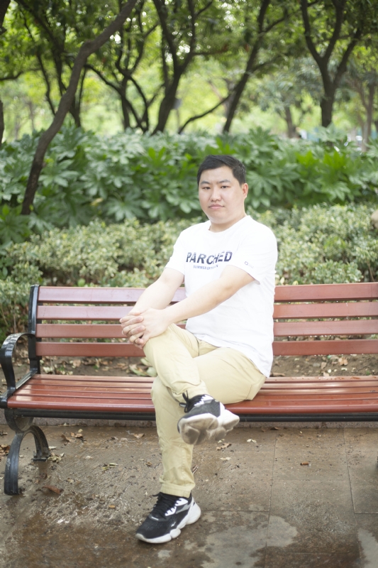 抱着鱼睡觉的猫的第一张照片--周口相亲服务中心